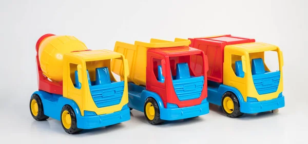 白色底座上建筑车辆的塑料玩具模型 混凝土搅拌机 垃圾车 — 图库照片