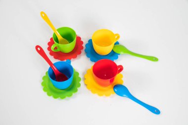 Beyaz arka planda oyunlar için çok renkli çocukların plastik oyuncakları..