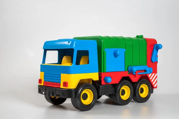 白色背景的多色塑料儿童玩具车 — 图库照片