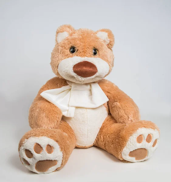 Teddybjörn Med Rosett Vit Bakgrund Mjuk Leksak För Barn — Stockfoto
