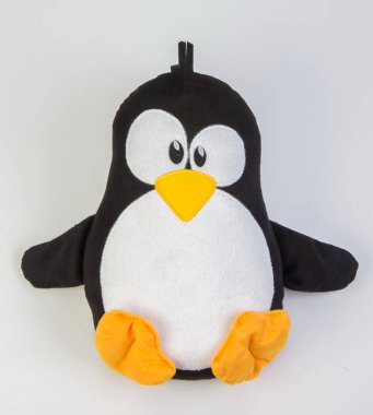 Beyaz arka planda yumuşak oyuncak penguen.