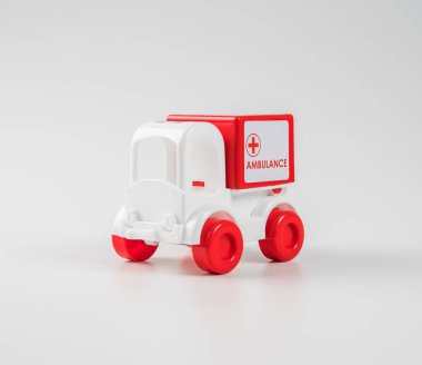 Beyaz arka plan üzerinde izole renkli oyuncak kamyon