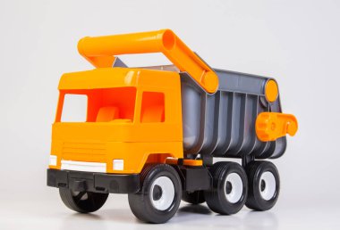 Kariyer kamyonu. Beyaz arka planda çok renkli çocuk oyuncakları plastik kamyonlar..