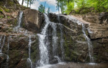 Taşların arasında bir şelalenin jetleri