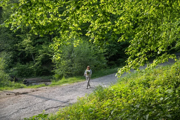 Una Donna Con Mazzo Fiori Passeggia Nel Parco Tra Gli — Foto Stock