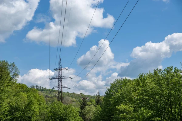 Высоковольтная Башня Проводами Между Деревьями Против Облачного Голубого Неба — стоковое фото