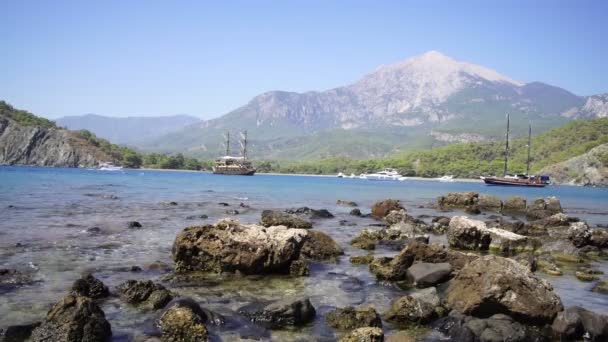 Ködös Fahajók Tengeri Öbölben Olympos Hegy Hátterében Tahtali Törökországban — Stock videók