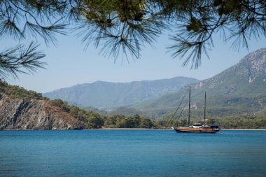 Tekirova, Türkiye 9 Eylül 2020 Deniz koyundaki eğlence yatı dağların arka planında