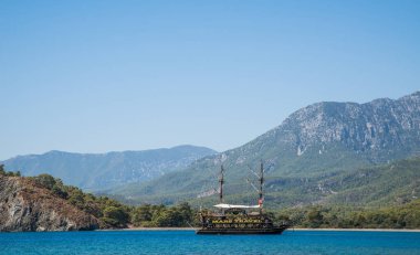 Tekirova, Türkiye 9 Eylül 2020 Deniz koyundaki eğlence yatı dağların arka planında