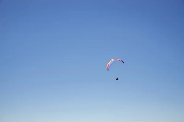 Veelkleurige Paraglider Een Wolkenloze Lucht — Stockfoto
