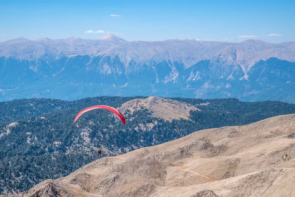 Dağların Tepesinde Çok Renkli Bir Paraglider — Stok fotoğraf