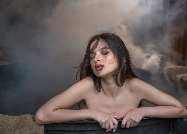 Portret Van Een Meisje Ontspannen Een Stoombad — Stockfoto