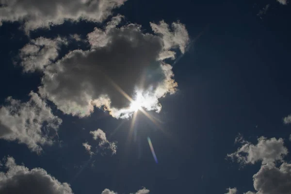 Sol Rompe Través Nubes Oscuras Cielo Azul — Foto de Stock