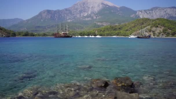 Приємний Туристичний Піратський Корабель Пливе Синій Лагуні Тлі Гір — стокове відео