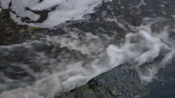 Avloppsvatten Släpps Floden Miljöföroreningar — Stockvideo