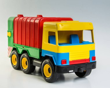Beyaz arka planda çocuk oyunları için çok renkli plastik oyuncak kamyonlar. Çöp kamyonu.