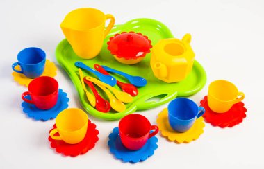 Beyaz arka planda, çocukların çok renkli plastik sofra takımı..