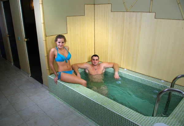 Joven Una Chica Trajes Baño Descansan Una Sauna Con Piscina —  Fotos de Stock