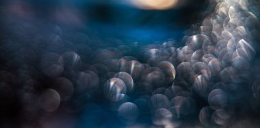 Sis bardağına damlatan güneş ışığı. Işık etkisi. Soyut fantezi arka planı.