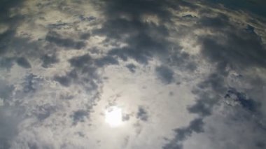 Koyu kümülüs bulutlarında güneş.