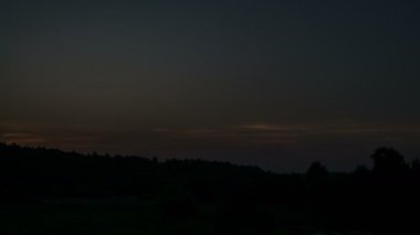 Hava aydınlanıyor. Çayırda gün doğumu. Sabah sisi dağılıyor..