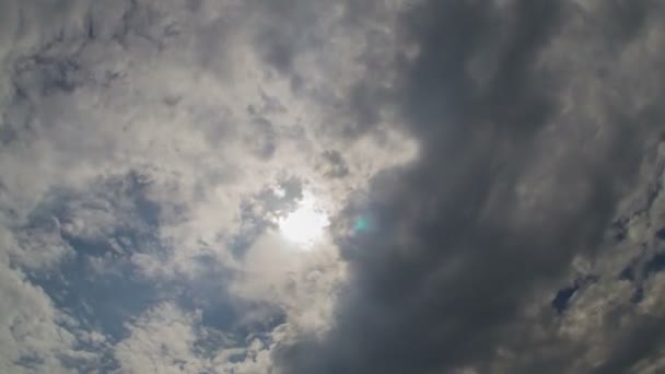 Soleil Dans Les Nuages Cumulus Sombres — Video