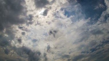 Koyu kümülüs bulutlarında güneş.