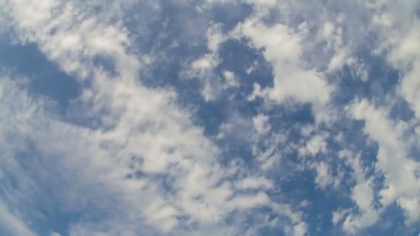 Nubes Dos Capas Flotan Través Del Cielo Azul — Vídeo de stock