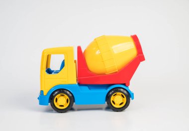İnşaat araçlarının plastik oyuncak modelleri. Beyaz arkaplanda beton karıştırıcı.