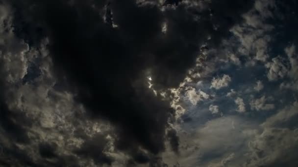 明るい太陽が黒い嵐の雲を通して輝く — ストック動画