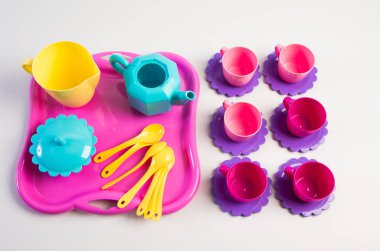 Beyaz arka planda, çocukların çok renkli plastik sofra takımı..