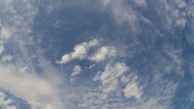 Üst ve alt bulutlar mavi gökyüzünde iki katman halinde yüzerler..