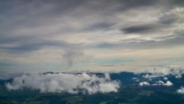 Появление Новых Облаков Над Горами — стоковое видео