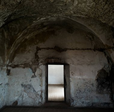 Eski terk edilmiş bir şatoda, kubbeli tavanları olan bir kapı..