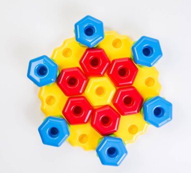 Çocukların yaratıcı gelişimi için çok renkli çocuk plastik mozaiği.