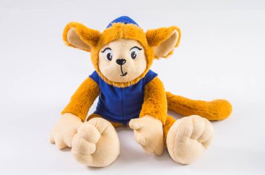 Beyaz arka planda pelüş çocuk oyuncak maymunu.