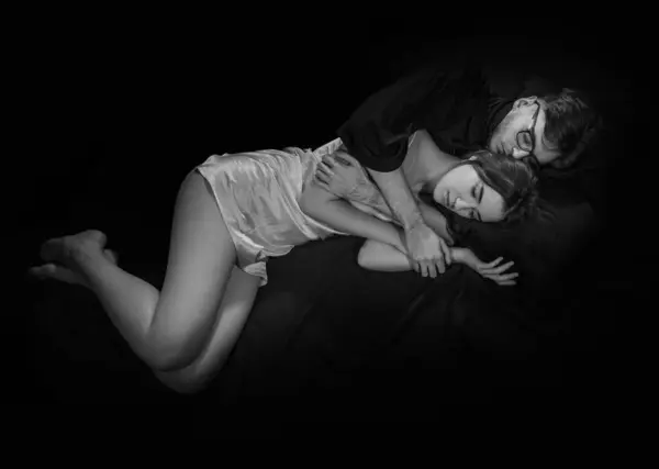 Young Couple Love Lies Hugging Dark Background Black White Portrait — Stock Photo, Image