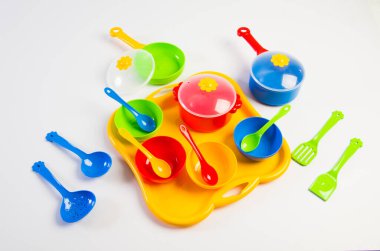 Beyaz arka planda, çocukların çok renkli plastik sofra takımı..