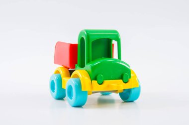 Plastik oyuncak, beyaz arka planda çok renkli bir kamyon..
