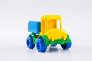 Plastik oyuncak, beyaz arka planda çok renkli bir kamyon..