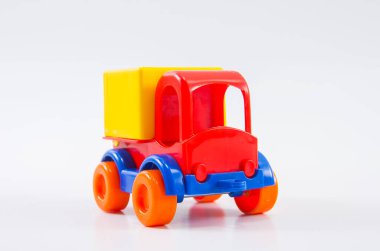 Plastik oyuncak, beyaz arka planda çok renkli bir kamyon..