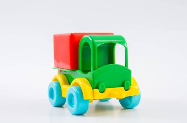 Plastik oyuncak, beyaz arka planda çok renkli bir kamyon..