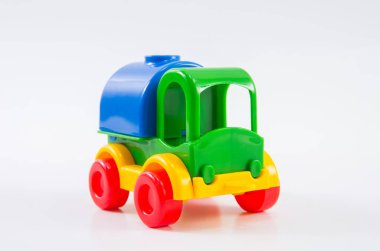 Plastik oyuncak, beyaz arka planda çok renkli bir kamyon..