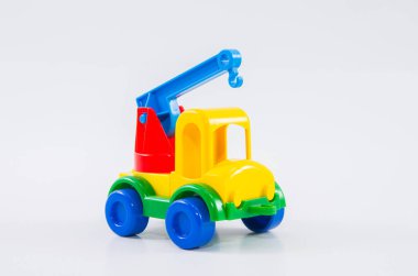 Plastik oyuncak, beyaz arka planda çok renkli bir kamyon..