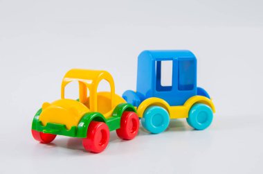 Seyahat karavanı olan plastik oyuncak araba..