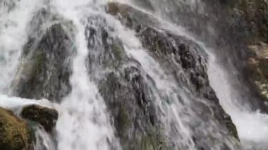 Düşen su taşların üzerine düşer ve su sıçratmadan kırılır..