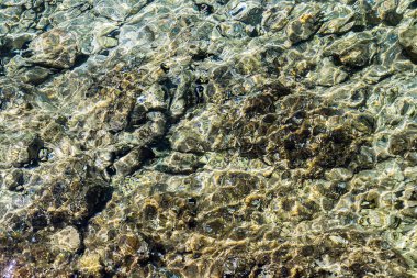 Deniz suyunun dokusu. Suda ışık refleksleri.