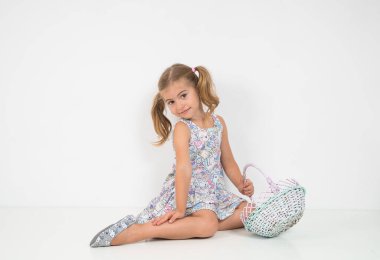 Beyaz arka planda kuyruklu bir kız. Güzel bir hasır sepet..