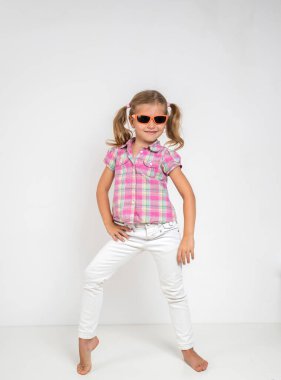 Gözlüklü küçük kız beyaz arka planda izole edilmiş..