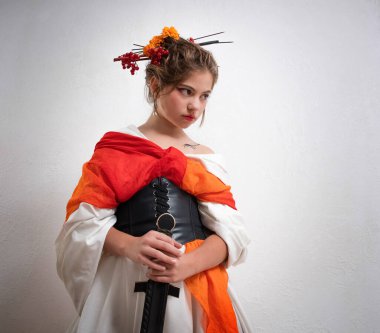 Beyaz arka planda siyah kılıçlı geleneksel Japon elbiseli Japon tarzı ninja kız..